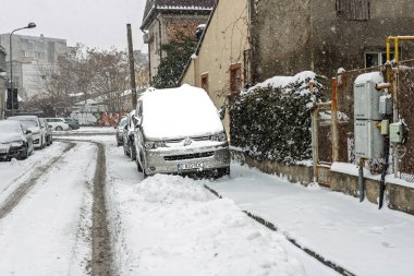 Kar yağdıktan sonra arabalara kar yağar. Kış manzarası ve karla kaplı arabalar
