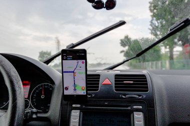 Cep telefonunda waze uygulaması kullanan sürücü araç gösterge paneline monte edildi