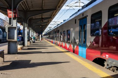 Bükreş Kuzey Tren İstasyonu 'ndaki Alstom treni (Gara de Nord Bucuresti))