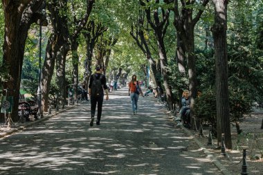 Bükreş 'in eski bir kasabasında turistler ve yerel halk sokaklara döküldü