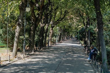 Bükreş 'in eski bir kasabasında turistler ve yerel halk sokaklara döküldü