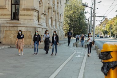 Bükreş 'in eski bir kasabasında turistler ve yerel halk sokaklara döküldü