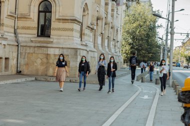 Bükreş 'in eski bir kasabasında turistler ve yerel halk sokaklara döküldü
