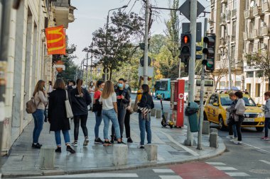 Bükreş 'in eski bir kasabasında turistler ve yerel halk sokaklara döküldü