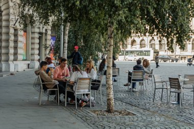 Bükreş 'in eski bir kasabasında turistler ve yerel halk sokaklara döküldü