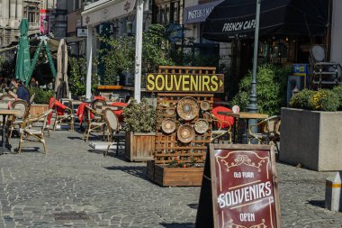 Bükreş 'in eski bir kasabasında turistler ve yerel halk sokaklara döküldü