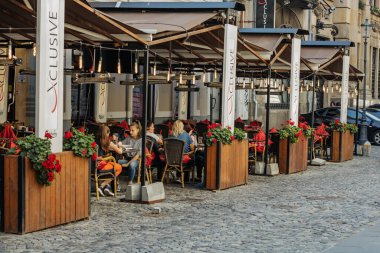 Bükreş 'in eski bir kasabasında turistler ve yerel halk sokaklara döküldü