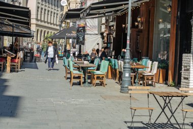 Bükreş 'in eski bir kasabasında turistler ve yerel halk sokaklara döküldü