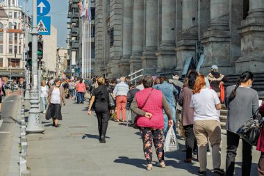 Bükreş 'in eski bir kasabasında turistler ve yerel halk sokaklara döküldü