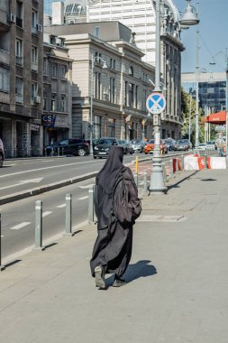 Bükreş 'in eski bir kasabasında turistler ve yerel halk sokaklara döküldü