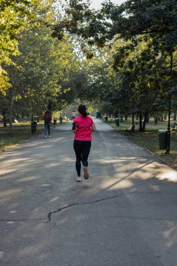 Bükreş 'in eski bir kasabasında turistler ve yerel halk sokaklara döküldü