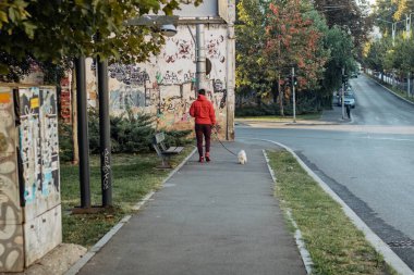 Bükreş 'in eski bir kasabasında turistler ve yerel halk sokaklara döküldü