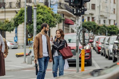 Bükreş 'in eski bir kasabasında turistler ve yerel halk sokaklara döküldü