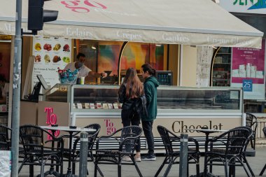 Bükreş 'in eski bir kasabasında turistler ve yerel halk sokaklara döküldü