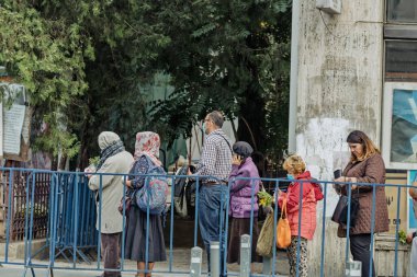 Bükreş 'in eski bir kasabasında turistler ve yerel halk sokaklara döküldü