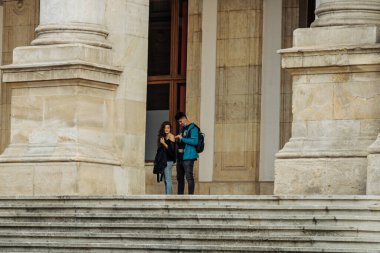 Bükreş 'in eski bir kasabasında turistler ve yerel halk sokaklara döküldü