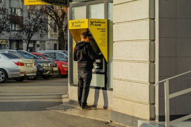 Bükreş 'in eski bir kasabasında turistler ve yerel halk sokaklara döküldü