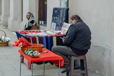 Bükreş 'in eski bir kasabasında turistler ve yerel halk sokaklara döküldü