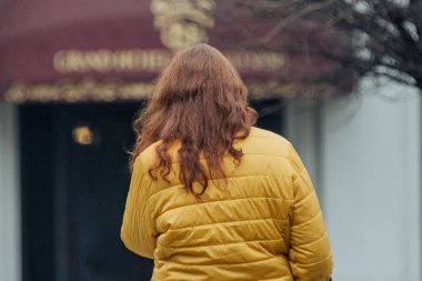 Bükreş 'in eski bir kasabasında turistler ve yerel halk sokaklara döküldü