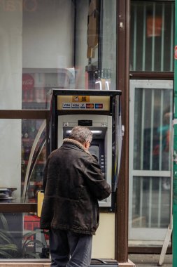 Bükreş 'in eski bir kasabasında turistler ve yerel halk sokaklara döküldü
