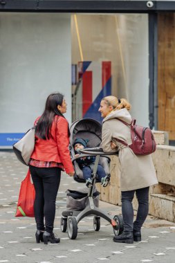 Bükreş 'in eski bir kasabasında turistler ve yerel halk sokaklara döküldü