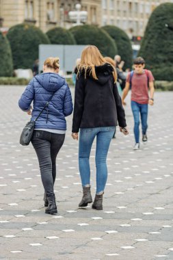 Bükreş 'in eski bir kasabasında turistler ve yerel halk sokaklara döküldü