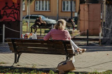 Bükreş 'in eski bir kasabasında turistler ve yerel halk sokaklara döküldü