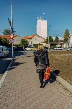 Bükreş 'in eski bir kasabasında turistler ve yerel halk sokaklara döküldü