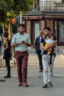 Bükreş 'in eski bir kasabasında turistler ve yerel halk sokaklara döküldü