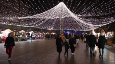 Targoviste Noel Pazarı. Şehir meydanında süslü ağaçlar ve şenlikli ışıklar var. İnsanlar Noel Pazarı 'nı seviyor