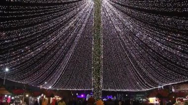 Targoviste Noel Pazarı. Şehir meydanında süslü ağaçlar ve şenlikli ışıklar var. İnsanlar Noel Pazarı 'nı seviyor