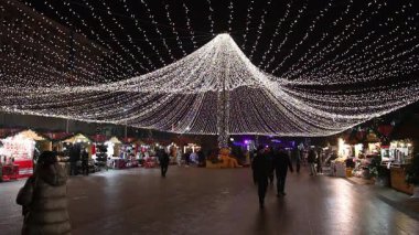 Targoviste Noel Pazarı. Şehir meydanında süslü ağaçlar ve şenlikli ışıklar var. İnsanlar Noel Pazarı 'nı seviyor