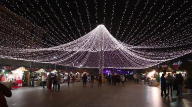 Targoviste Noel Pazarı. Şehir meydanında süslü ağaçlar ve şenlikli ışıklar var. İnsanlar Noel Pazarı 'nı seviyor