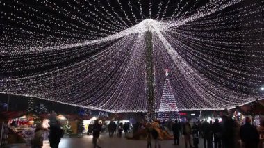 Targoviste Noel Pazarı. Şehir meydanında süslü ağaçlar ve şenlikli ışıklar var. İnsanlar Noel Pazarı 'nı seviyor