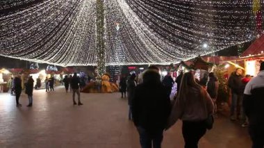 Targoviste Noel Pazarı. Şehir meydanında süslü ağaçlar ve şenlikli ışıklar var. İnsanlar Noel Pazarı 'nı seviyor
