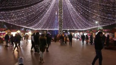 Targoviste Noel Pazarı. Şehir meydanında süslü ağaçlar ve şenlikli ışıklar var. İnsanlar Noel Pazarı 'nı seviyor