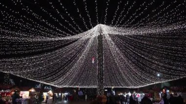 Targoviste Noel Pazarı. Şehir meydanında süslü ağaçlar ve şenlikli ışıklar var. İnsanlar Noel Pazarı 'nı seviyor