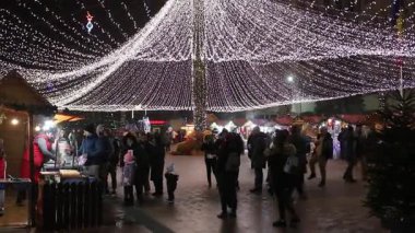 Targoviste Noel Pazarı. Şehir meydanında süslü ağaçlar ve şenlikli ışıklar var. İnsanlar Noel Pazarı 'nı seviyor