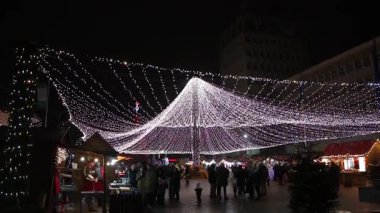 Targoviste Noel Pazarı. Şehir meydanında süslü ağaçlar ve şenlikli ışıklar var. İnsanlar Noel Pazarı 'nı seviyor
