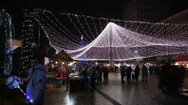 Targoviste Noel Pazarı. Şehir meydanında süslü ağaçlar ve şenlikli ışıklar var. İnsanlar Noel Pazarı 'nı seviyor