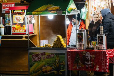 Targoviste Noel Pazarı. Şehir meydanında süslü ağaçlar ve şenlikli ışıklar var. İnsanlar Noel Pazarı 'nı seviyor