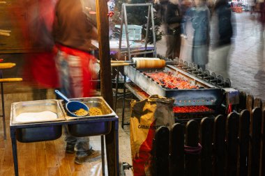 Targoviste Noel Pazarı. Şehir meydanında süslü ağaçlar ve şenlikli ışıklar var. İnsanlar Noel Pazarı 'nı seviyor