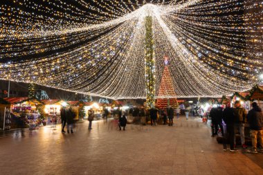 Targoviste Noel Pazarı. Şehir meydanında süslü ağaçlar ve şenlikli ışıklar var. İnsanlar Noel Pazarı 'nı seviyor