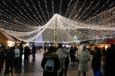 Targoviste Noel Pazarı. Şehir meydanında süslü ağaçlar ve şenlikli ışıklar var. İnsanlar Noel Pazarı 'nı seviyor