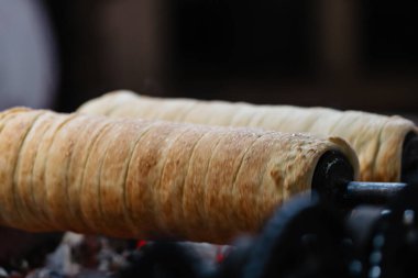 Kurtos kalacs cinnamon şekeri kışın Noel pazarında geleneksel baca keki sokak yemekleri