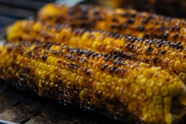 Noel pazarında lezzetli kavrulmuş mısır