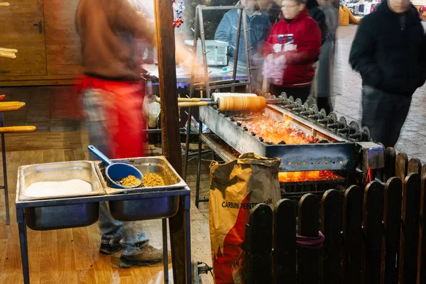 Targoviste Noel Pazarı. Şehir meydanında süslü ağaçlar ve şenlikli ışıklar var. İnsanlar Noel Pazarı 'nı seviyor