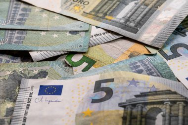 5 Avro banknotları. Tasarruf, gelir veya yatırımı temsil eden Avro para arkaplanı