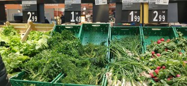 Süpermarket koridoru rafları dolduran ürünlerle dolu. Carrefour süpermarketi, Avrupa 'nın en büyük süpermarket zincirlerinden biri.