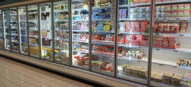 Süpermarket koridoru rafları dolduran ürünlerle dolu. Carrefour süpermarketi, Avrupa 'nın en büyük süpermarket zincirlerinden biri.